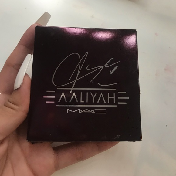 Aaliyah MAC palette - Picture 1 of 3